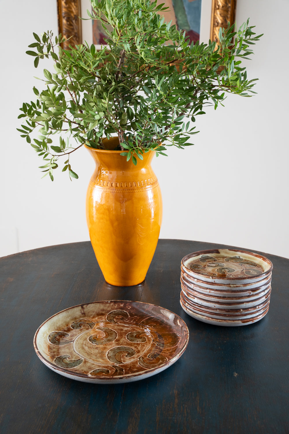 Service d’assiettes et plat en céramique émaillée