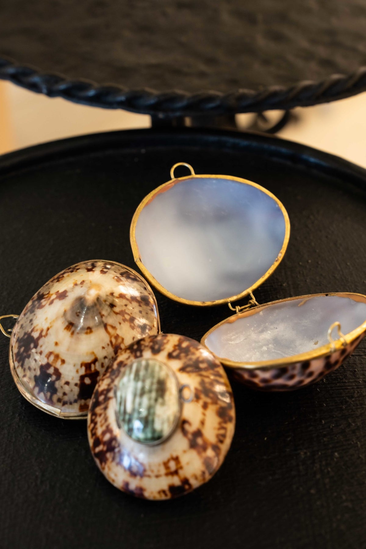 Trois petites boîtes en coquillage et montage en laiton