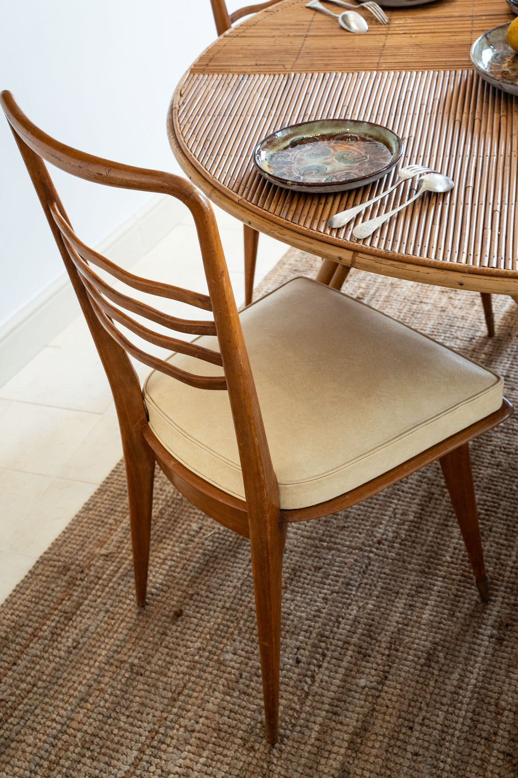 Suite de huit chaises de salle à manger