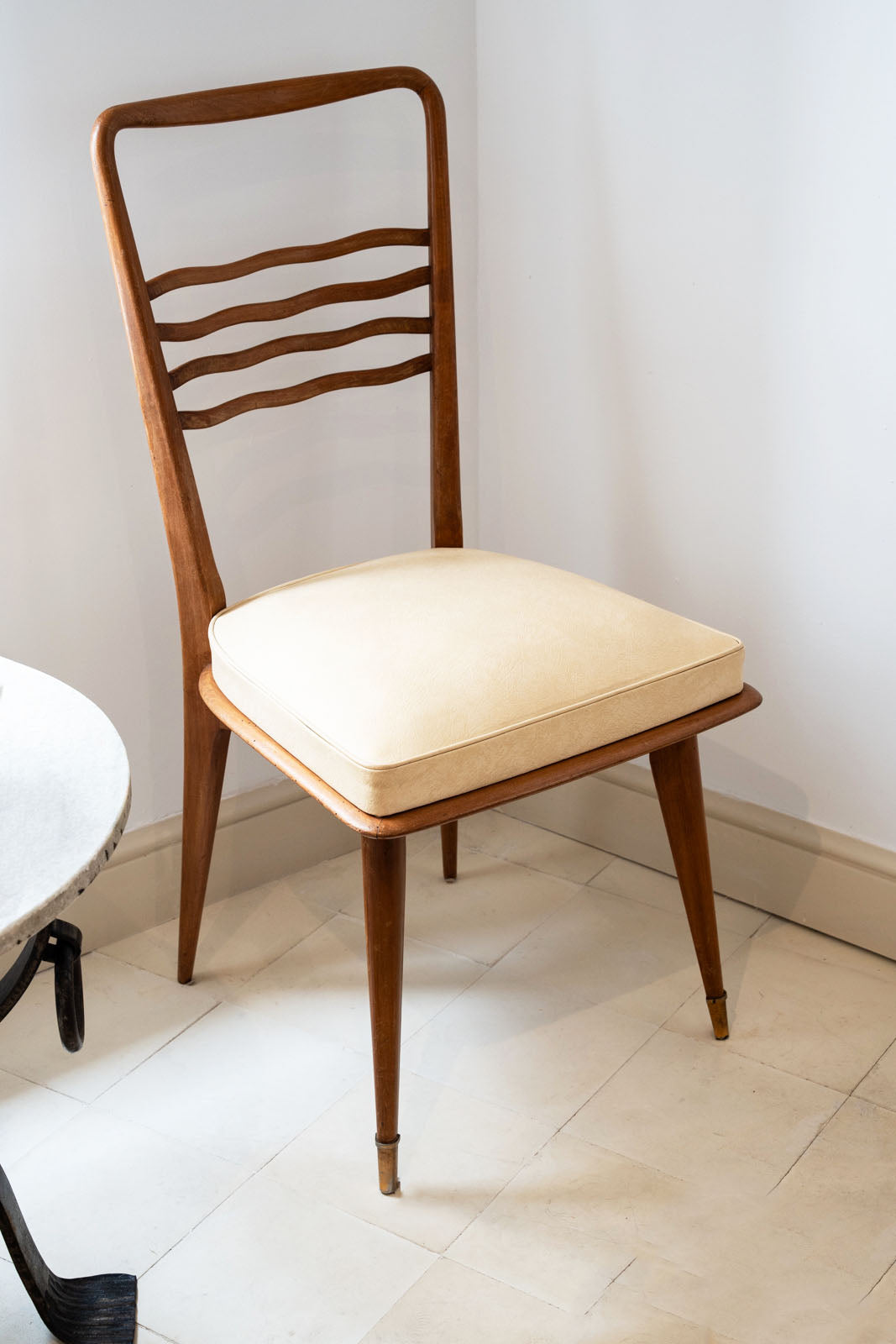 Suite de huit chaises de salle à manger