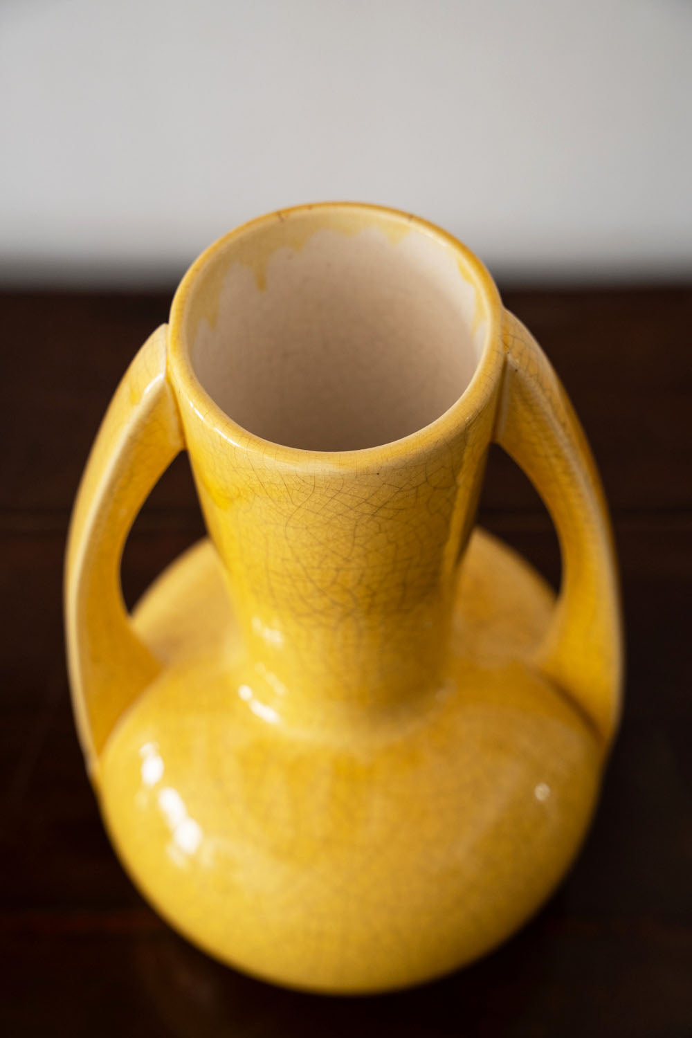 Vase jaune à anses