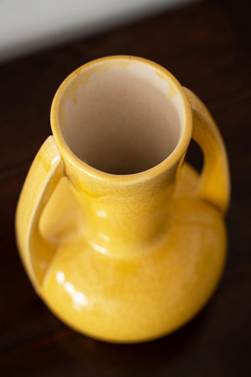 Vase jaune à anses