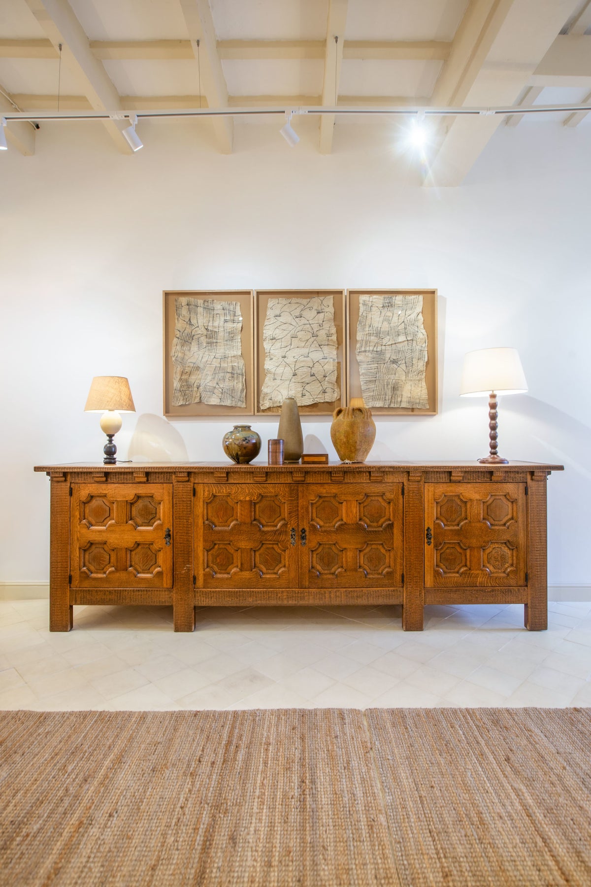 Enfilade brutaliste en chêne gougé
