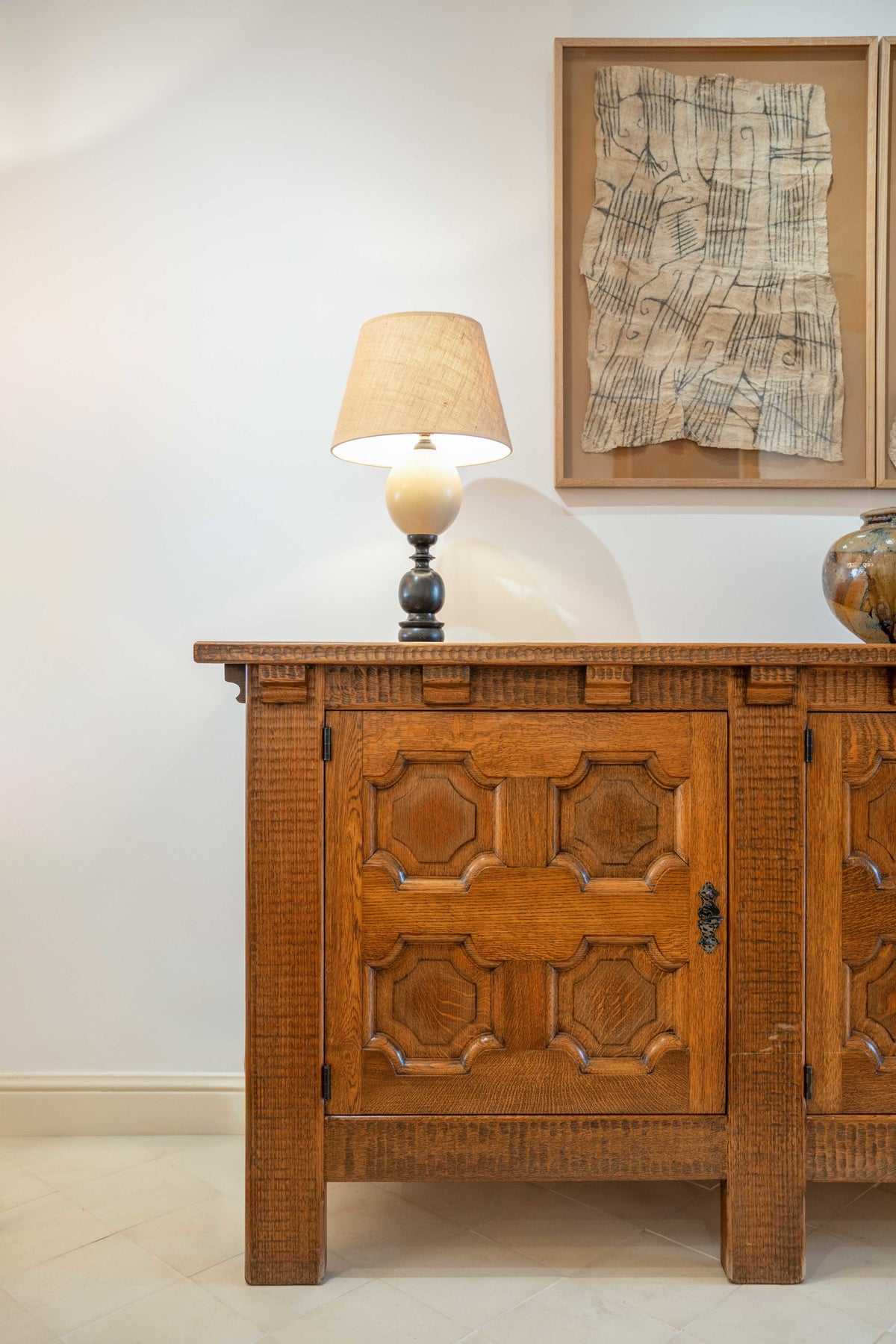 Enfilade brutaliste en chêne gougé