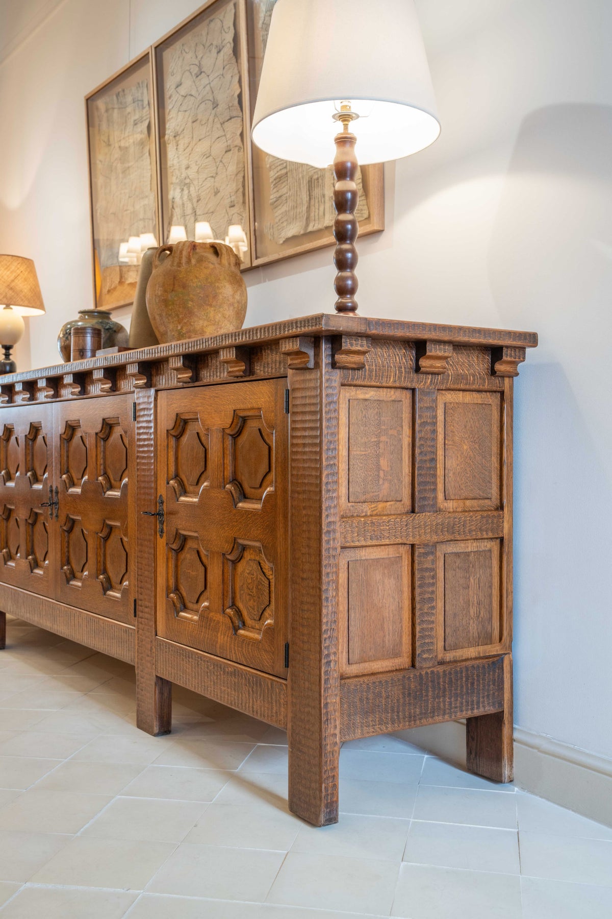 Enfilade brutaliste en chêne gougé