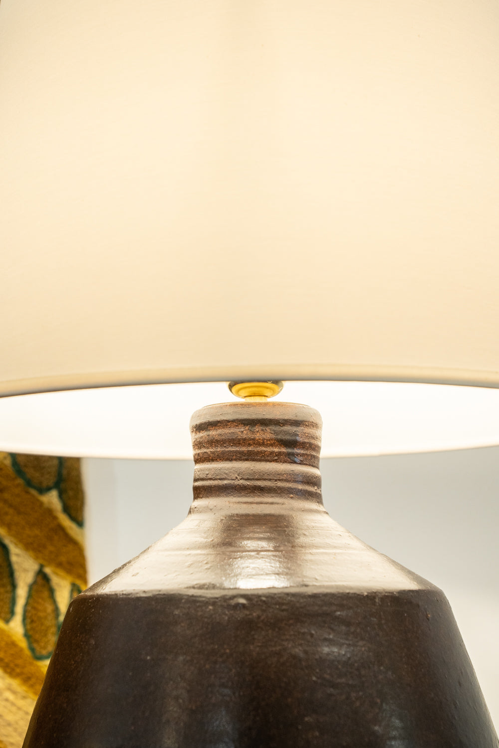 Lampe en céramique marron foncé