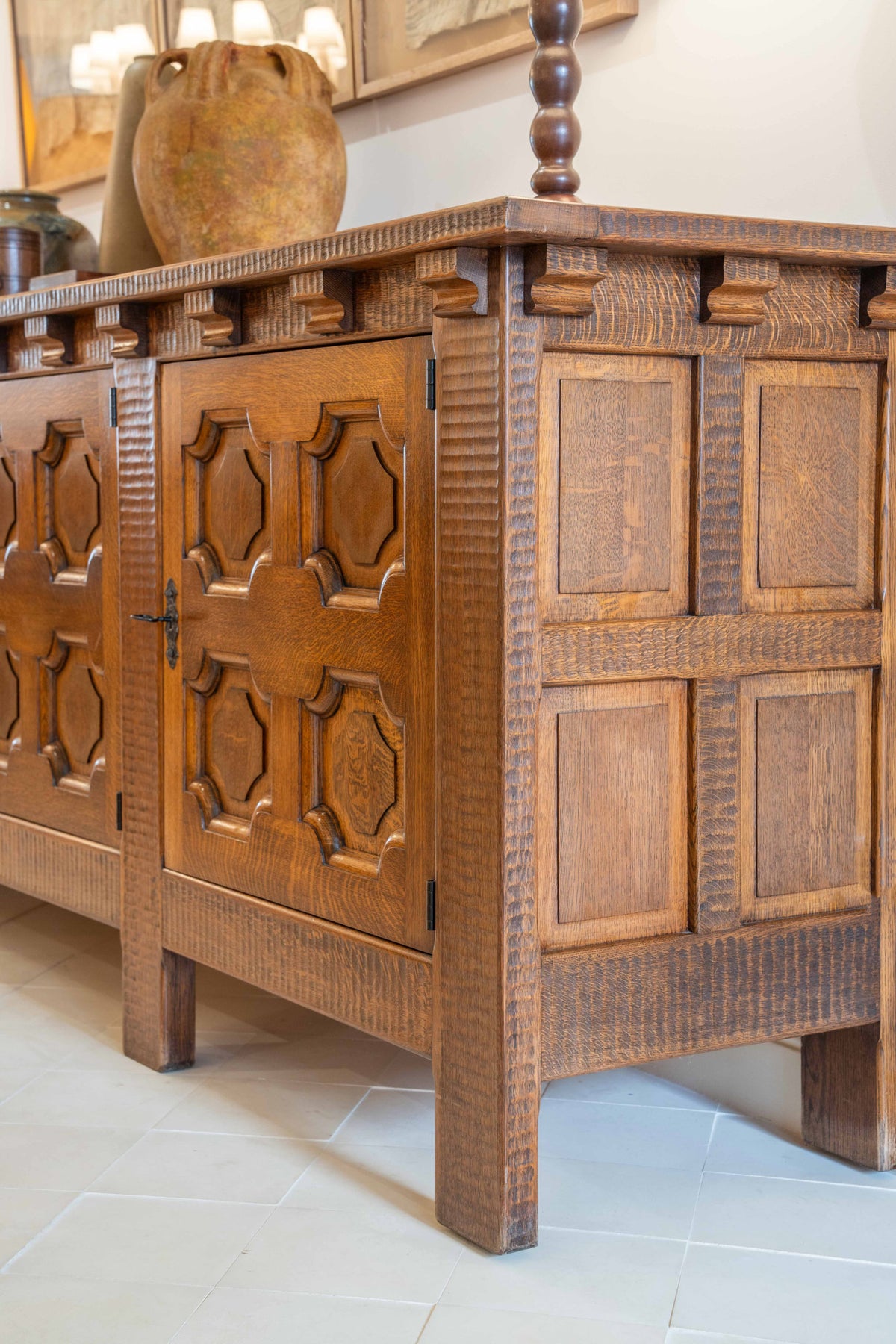 Enfilade brutaliste en chêne gougé