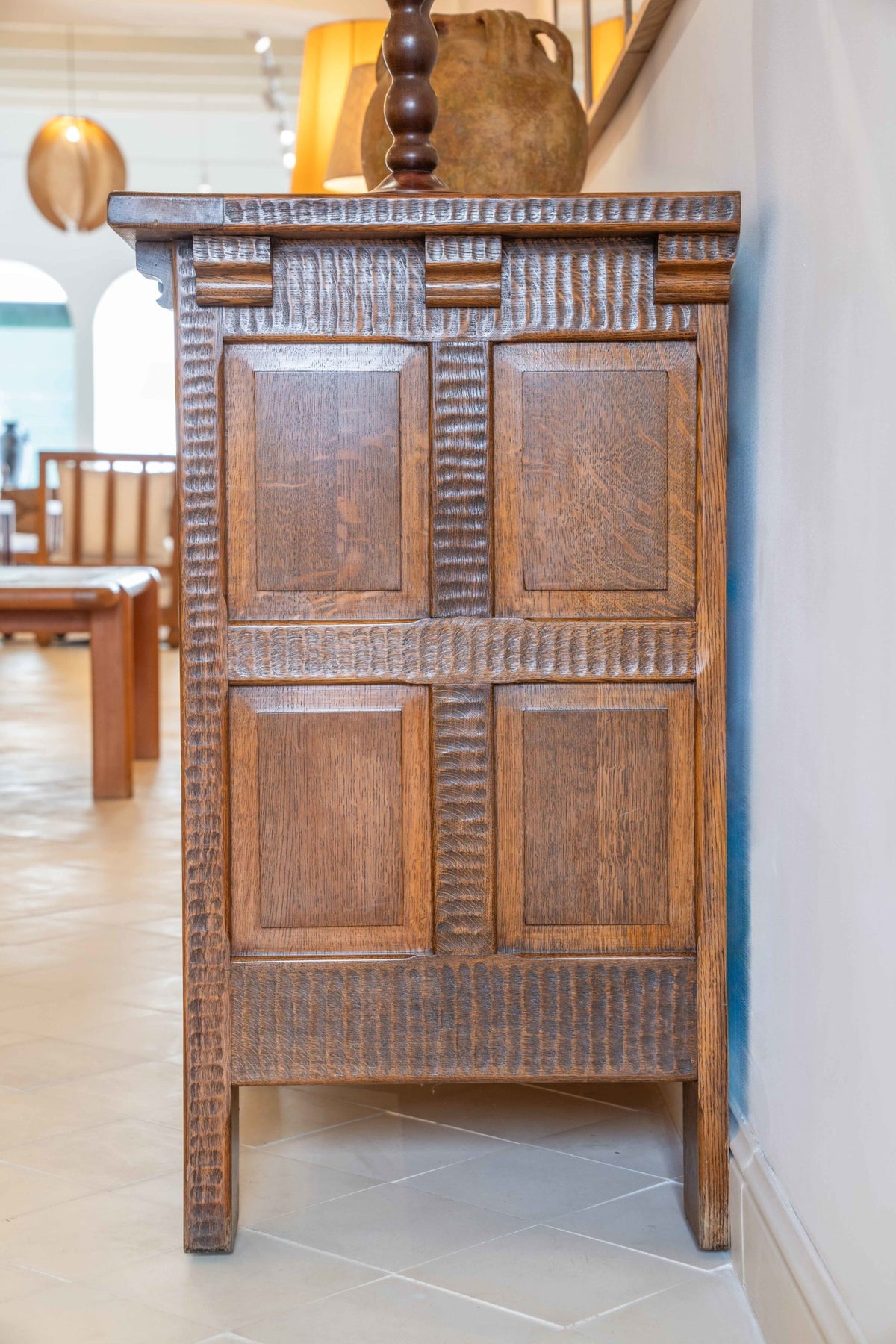 Enfilade brutaliste en chêne gougé