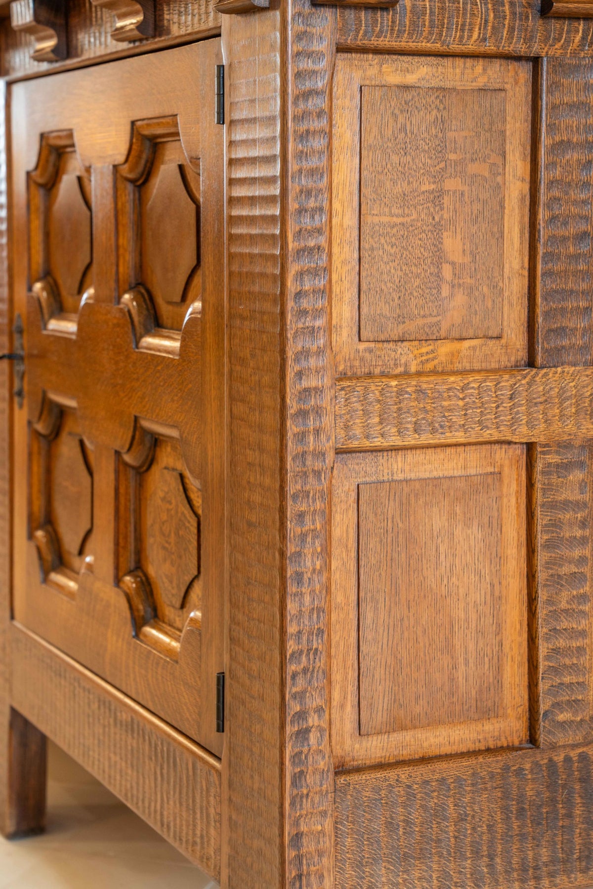 Enfilade brutaliste en chêne gougé