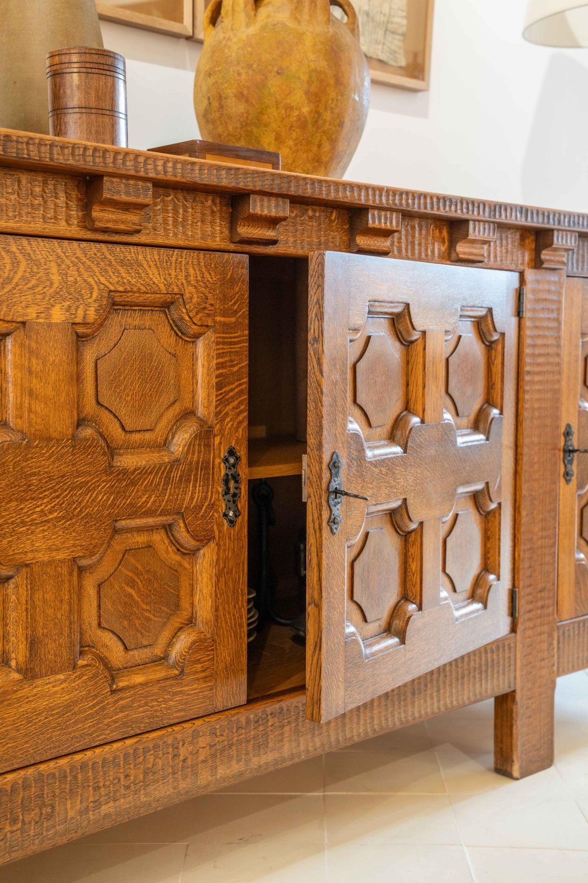 Enfilade brutaliste en chêne gougé