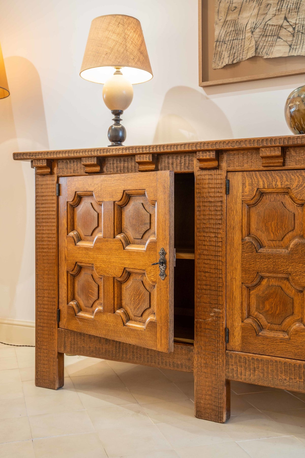 Enfilade brutaliste en chêne gougé
