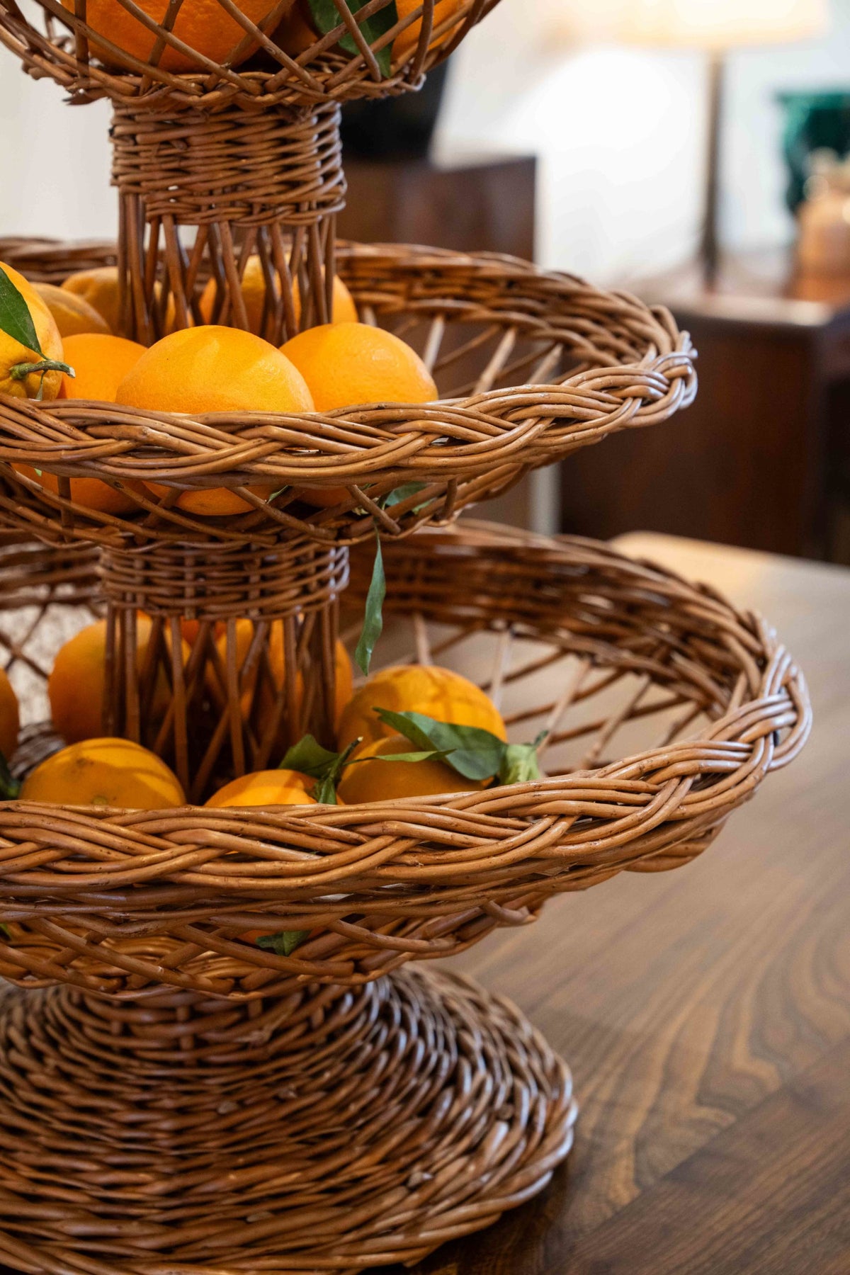 Panier en vannerie à trois étages