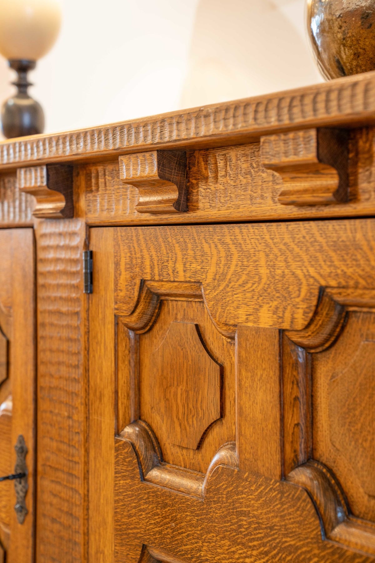 Enfilade brutaliste en chêne gougé