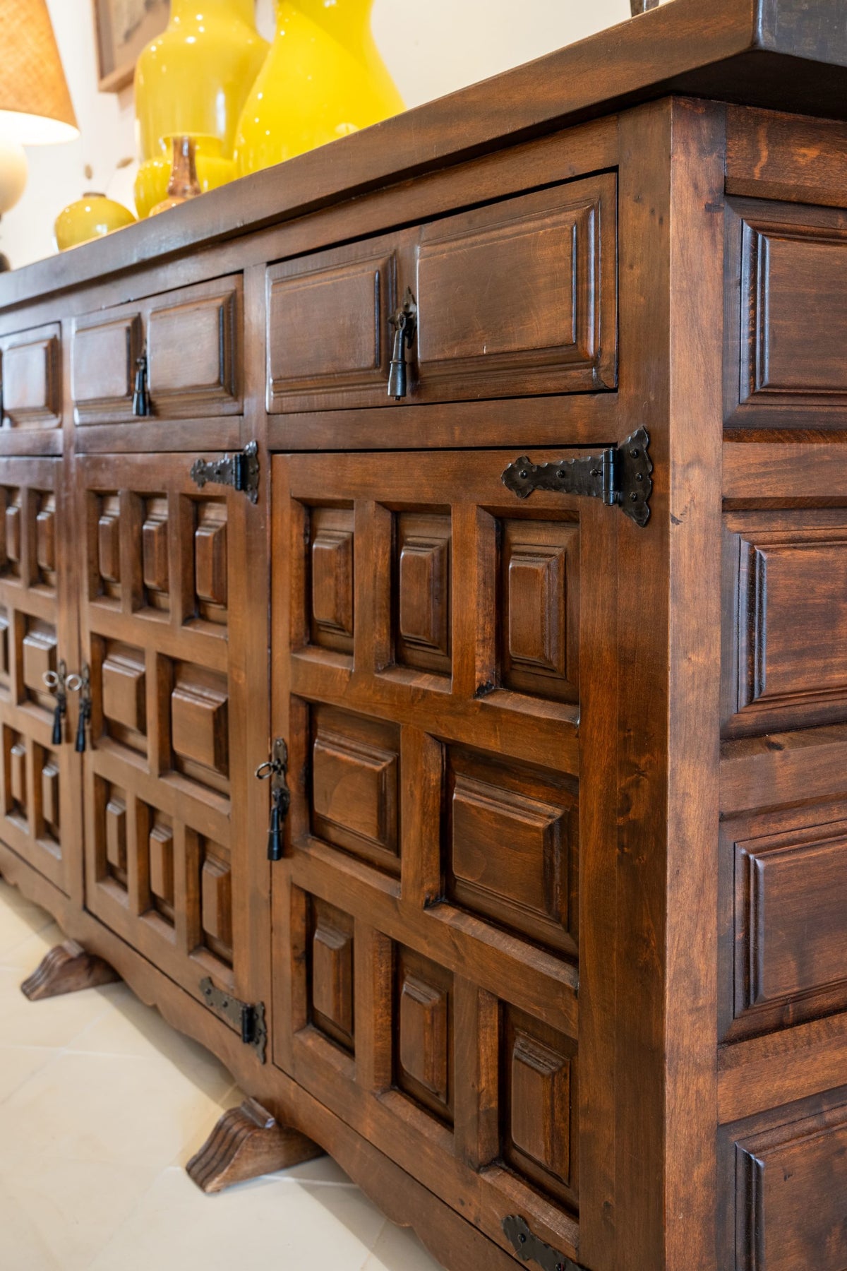 Mueble bufé español de cuatro puertas