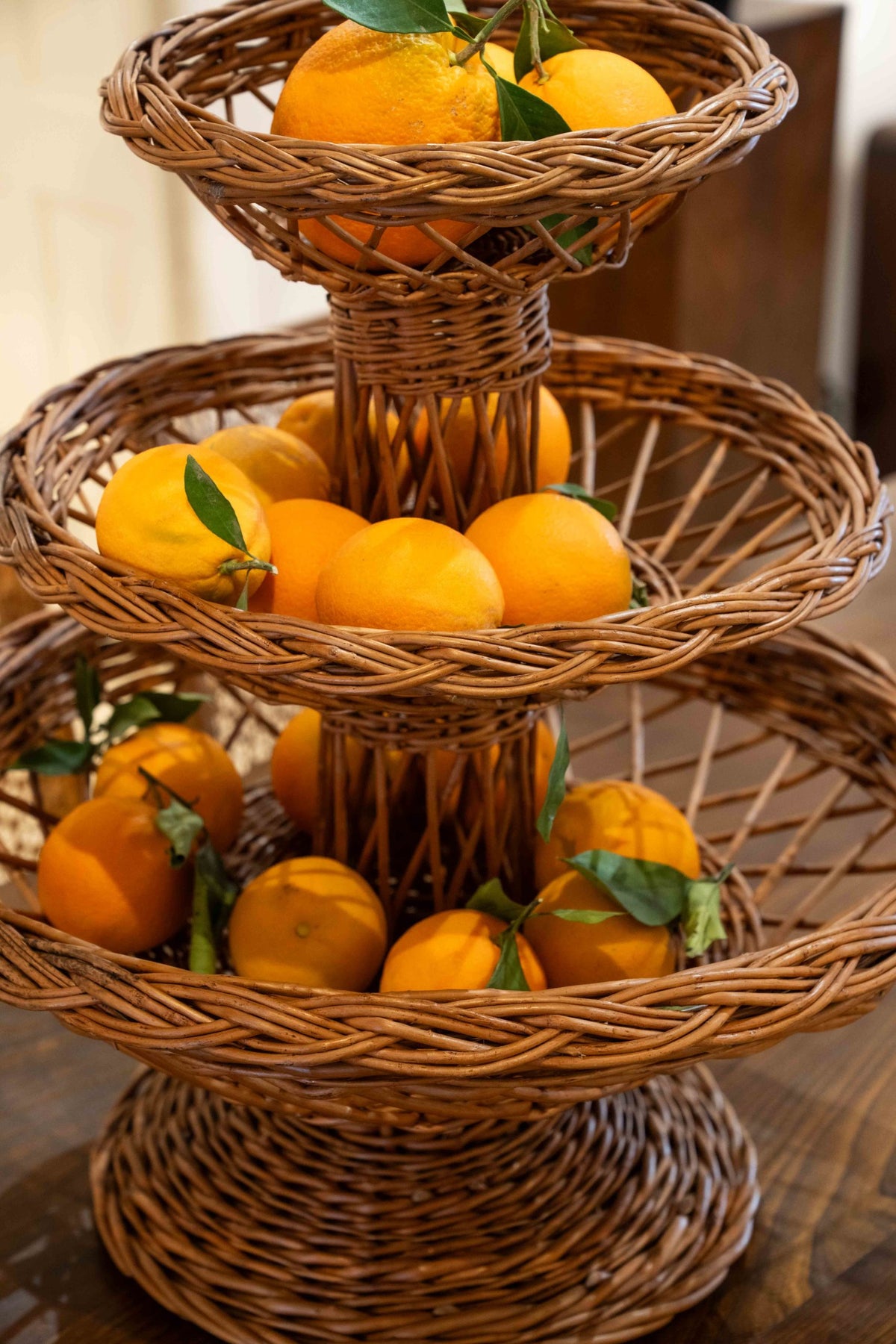 Panier en vannerie à trois étages