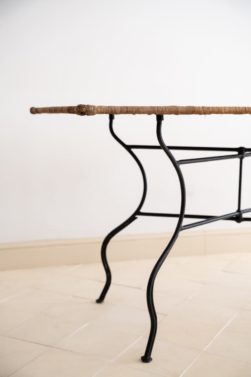 Mesa de ratán y hierro forjado