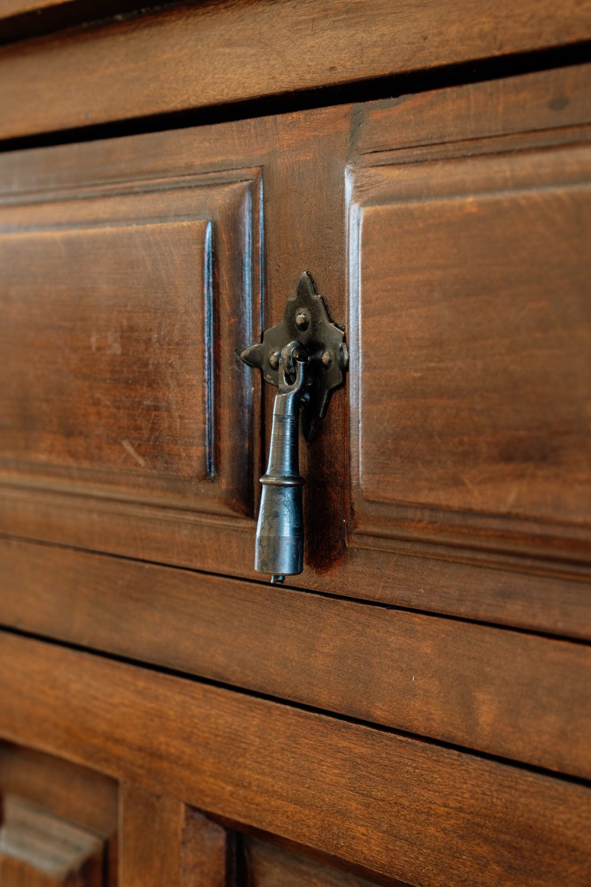 Mueble bufé español de cuatro puertas