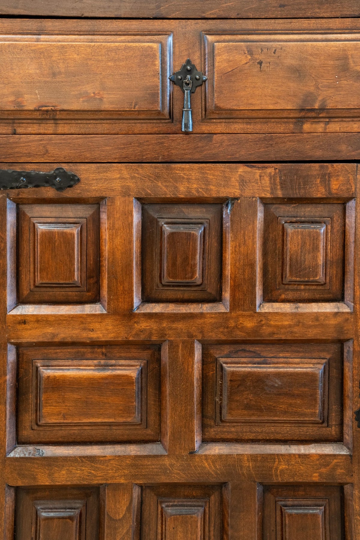 Mueble bufé español de cuatro puertas