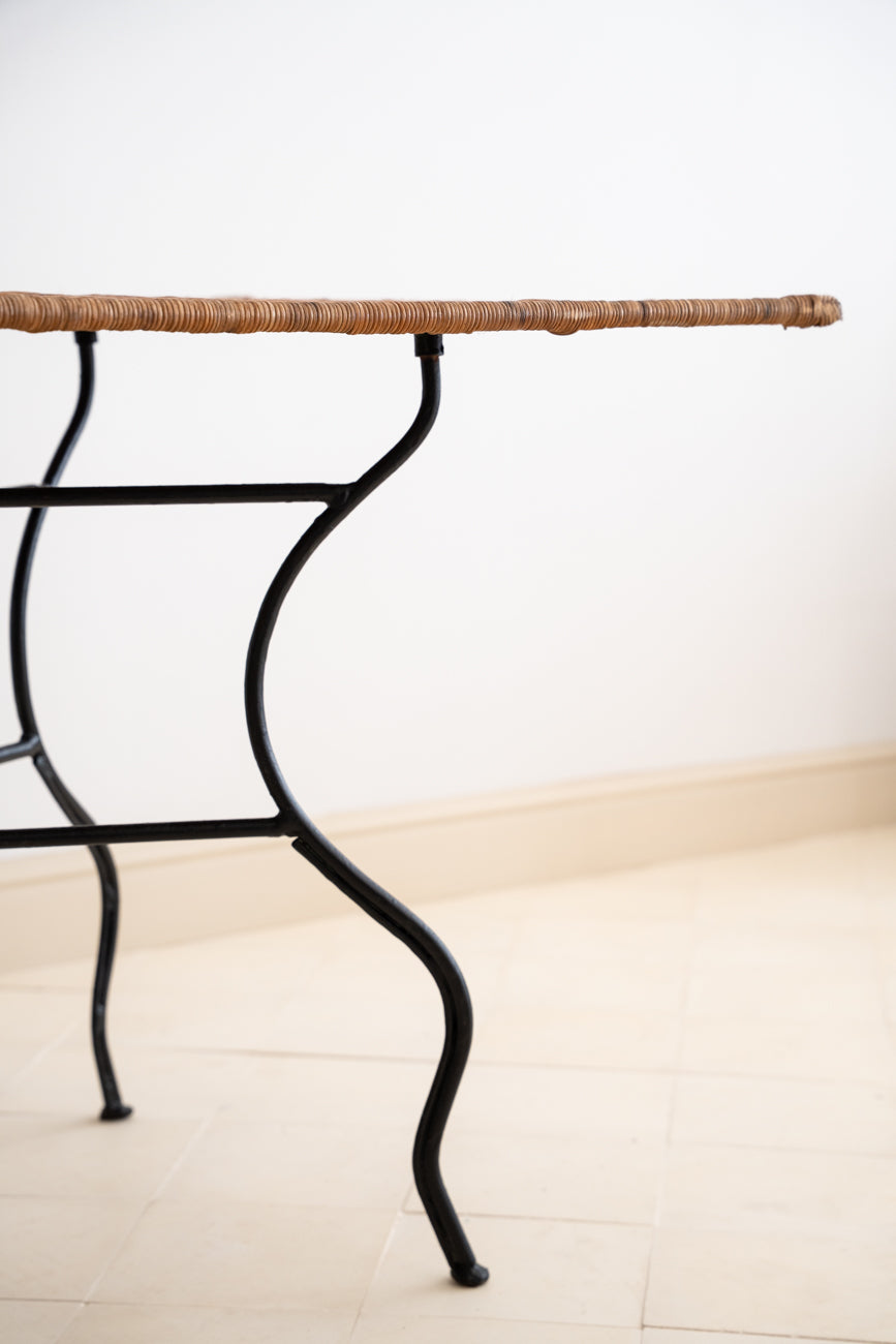 Mesa de ratán y hierro forjado