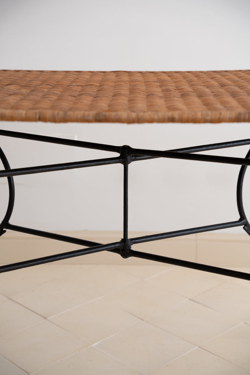 Mesa de ratán y hierro forjado