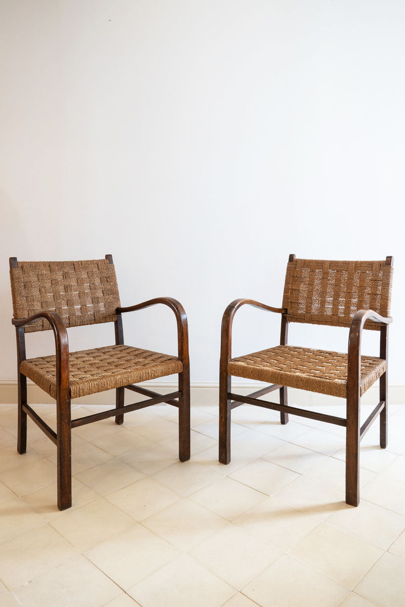 Pareja de sillones de cerezo y sisal