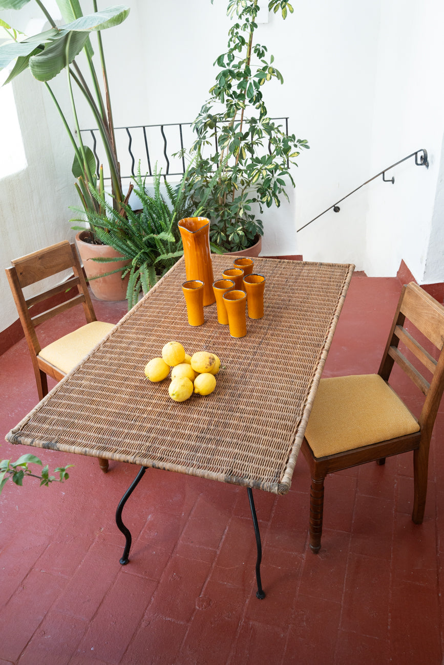 Mesa de ratán y hierro forjado