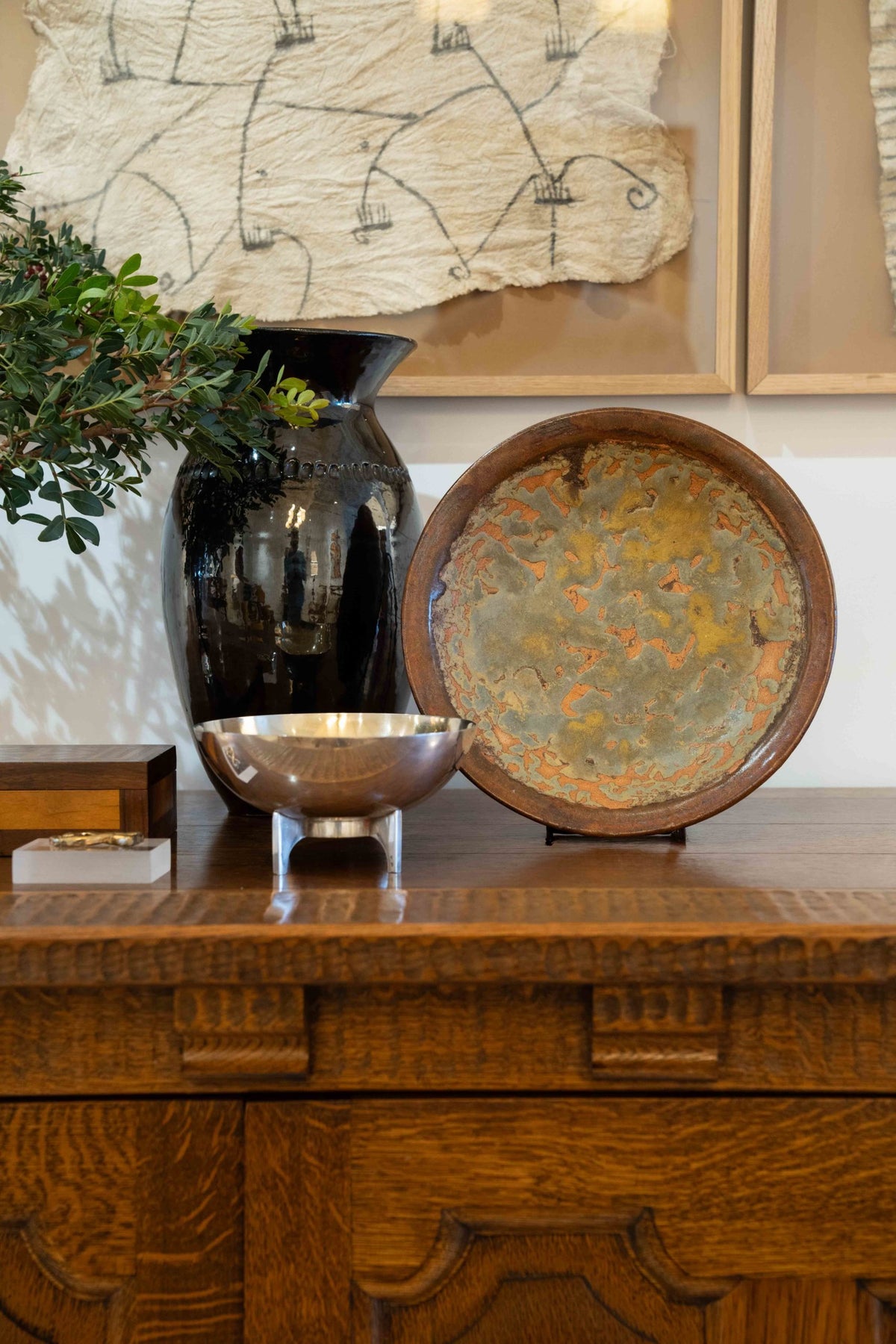Assiette en céramique et décors en relief