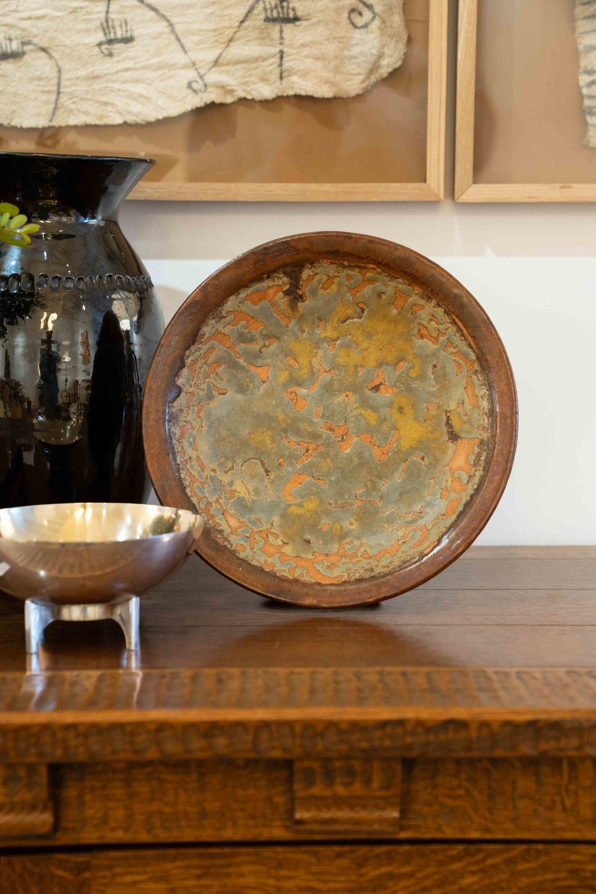 Assiette en céramique et décors en relief