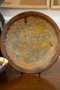 Assiette en céramique et décors en relief