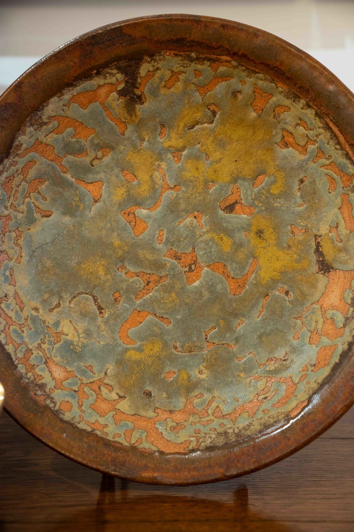 Assiette en céramique et décors en relief