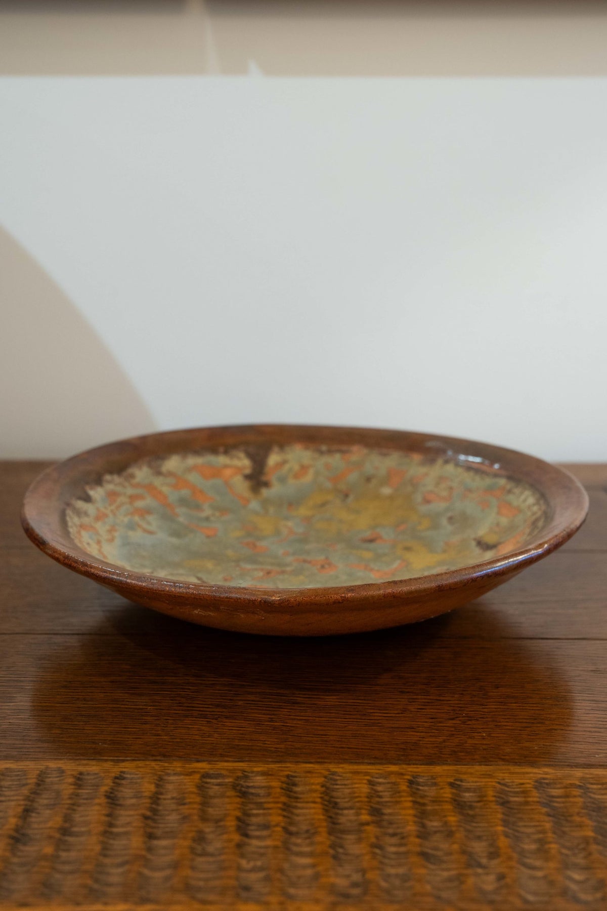 Assiette en céramique et décors en relief
