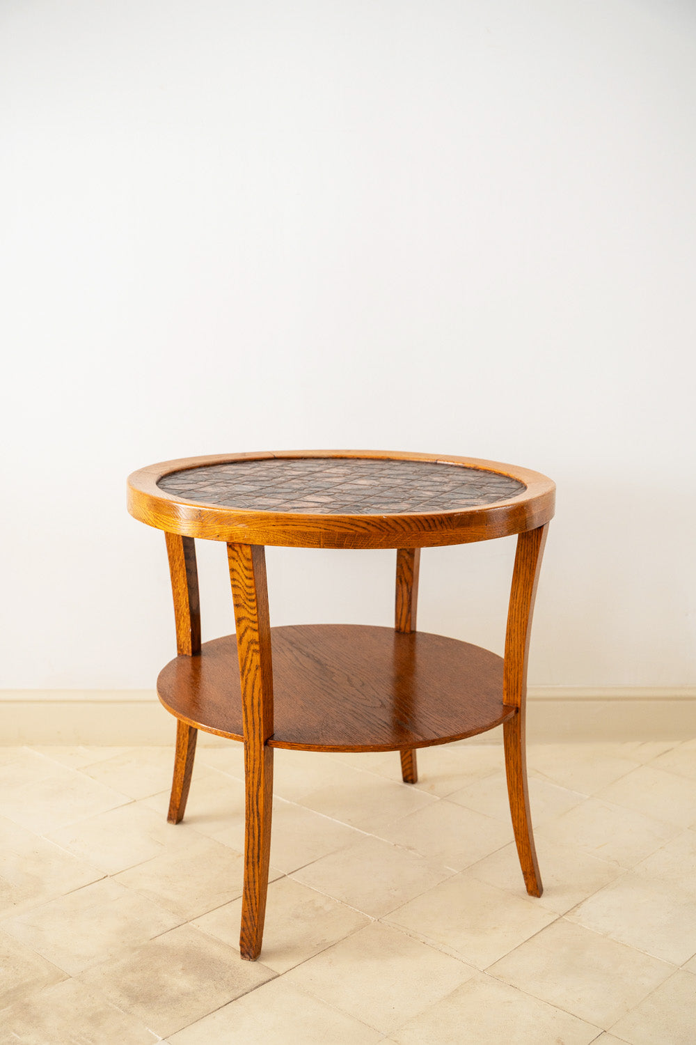 Mesa auxiliar de roble y cerámica
