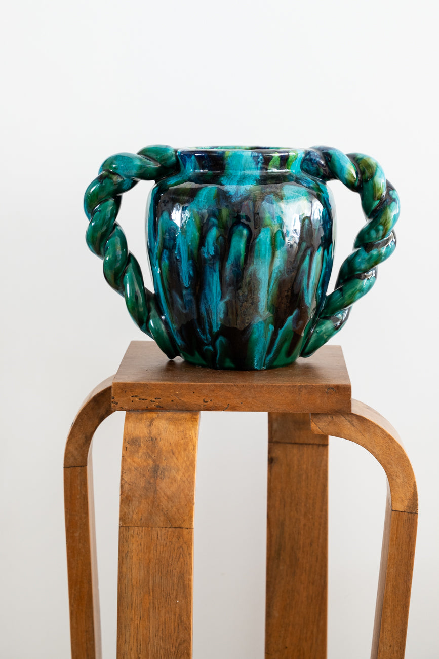 Vase en céramique émaillée à anses tournées