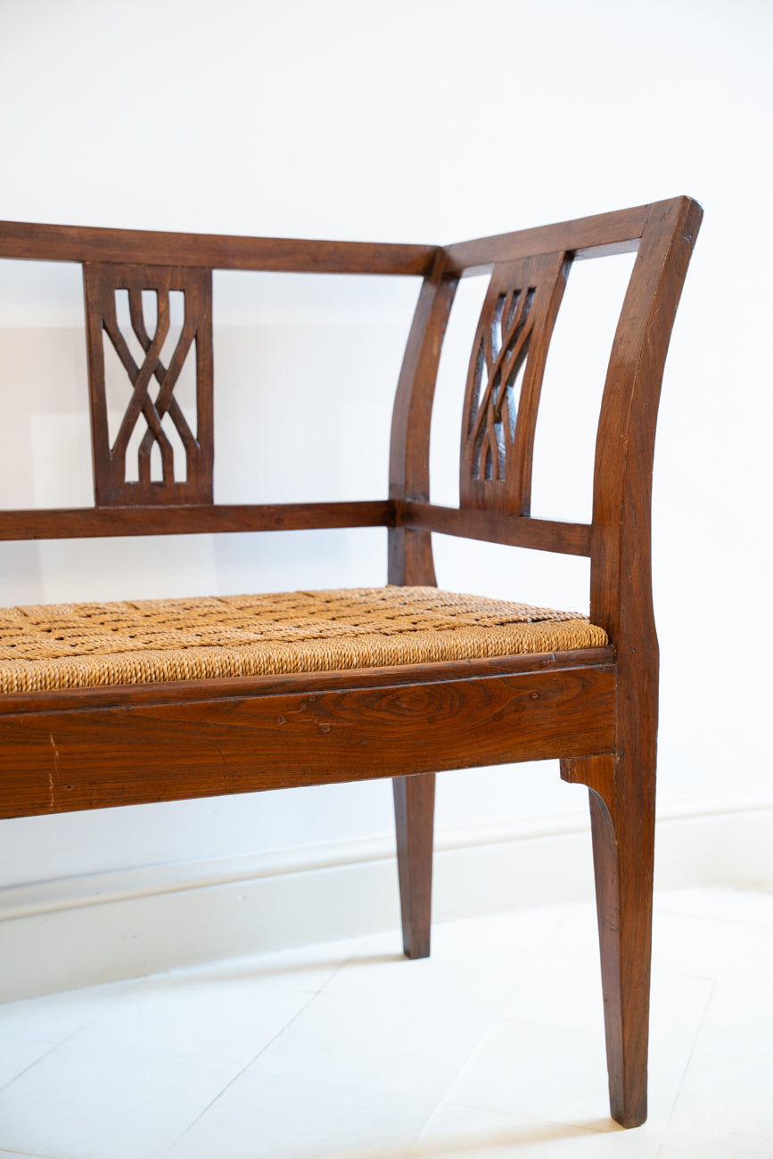 Grande banquette en chêne et assise en sisal