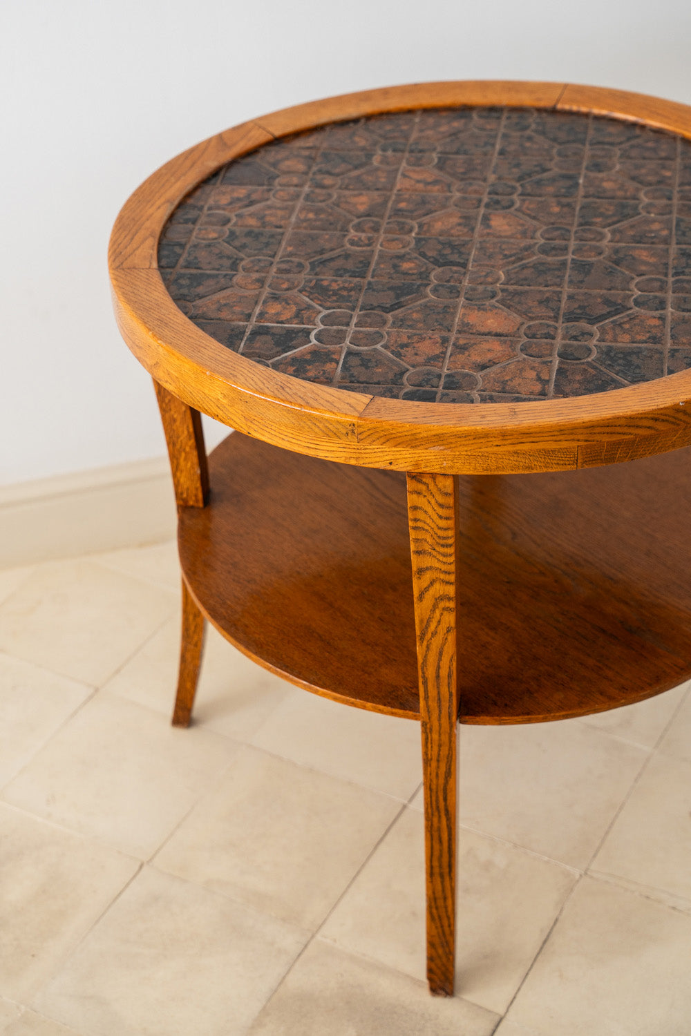 Mesa auxiliar de roble y cerámica