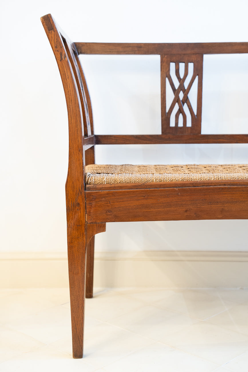 Grande banquette en chêne et assise en sisal
