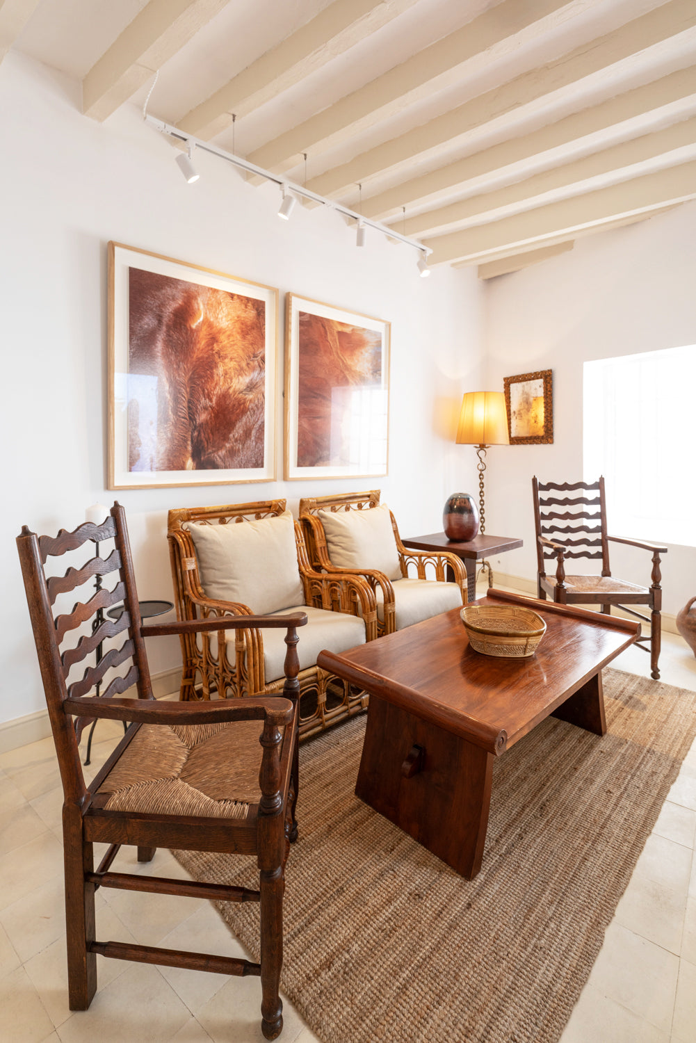 Paire de fauteuils en chêne et assise paillée