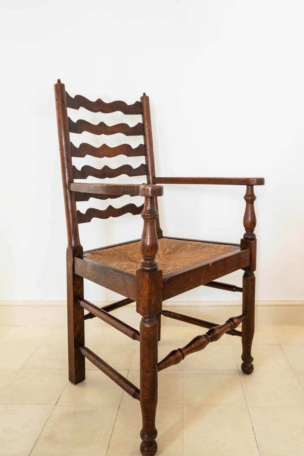 Paire de fauteuils en chêne et assise paillée