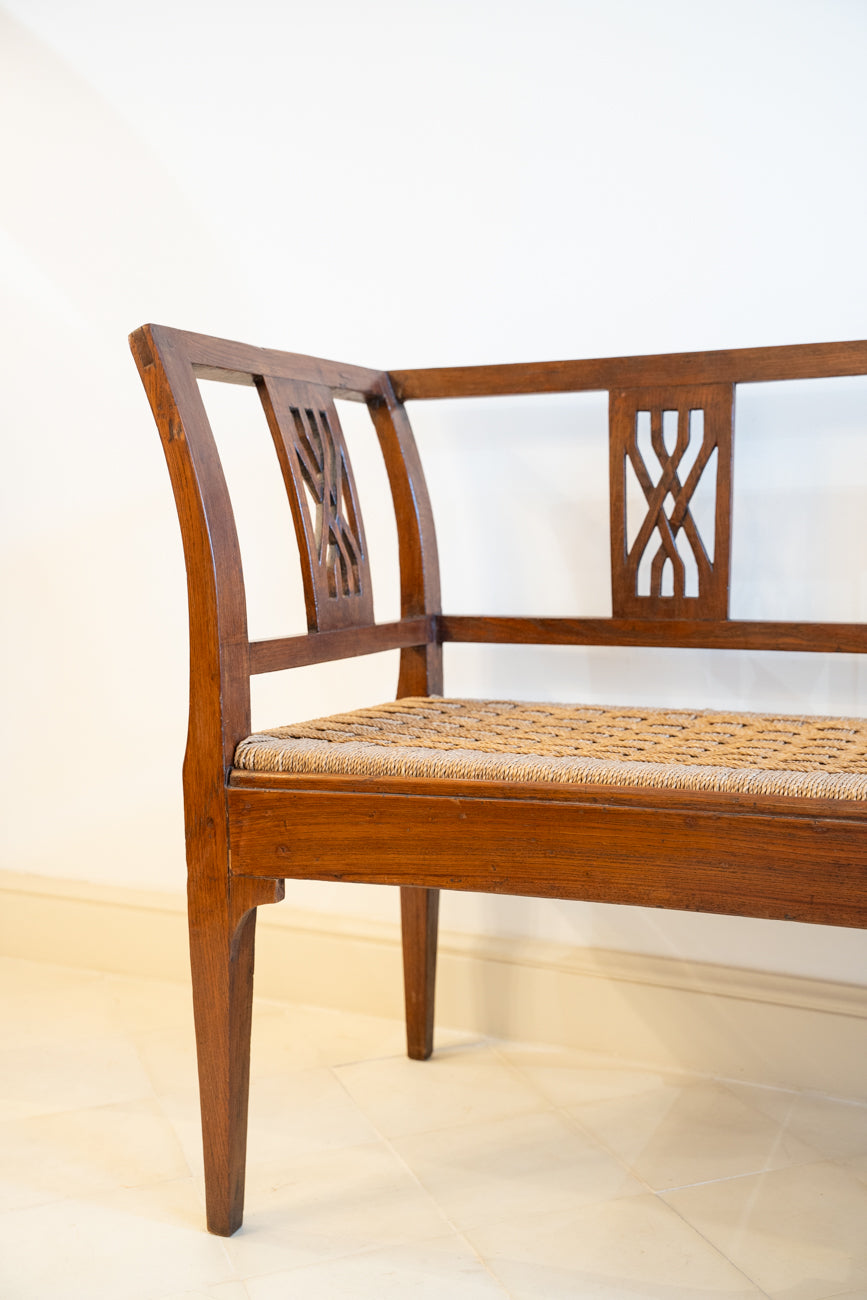 Grande banquette en chêne et assise en sisal