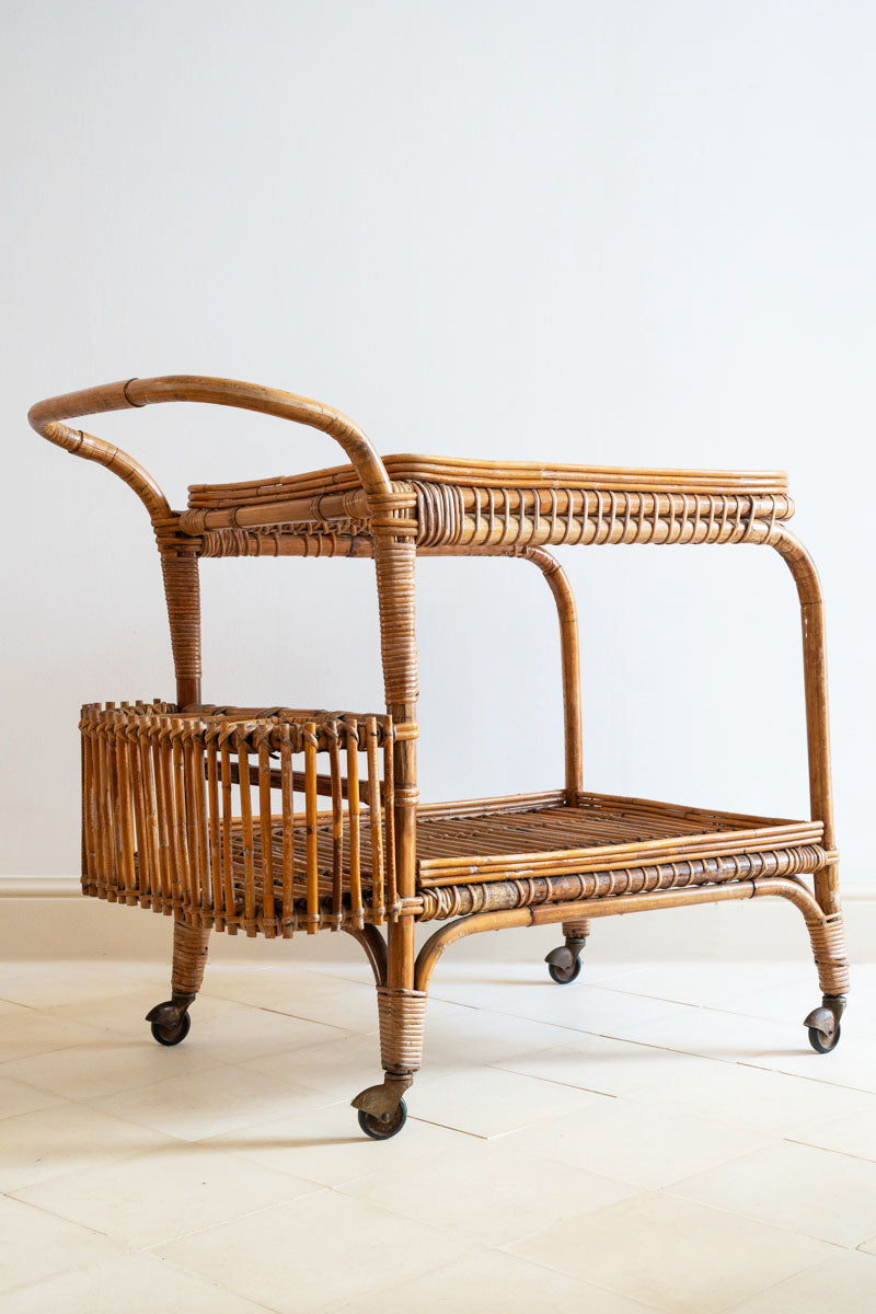 Carrito de bambú y ratán