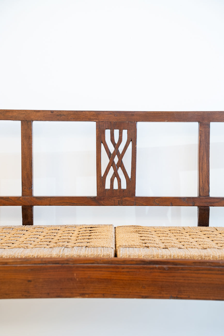 Grande banquette en chêne et assise en sisal