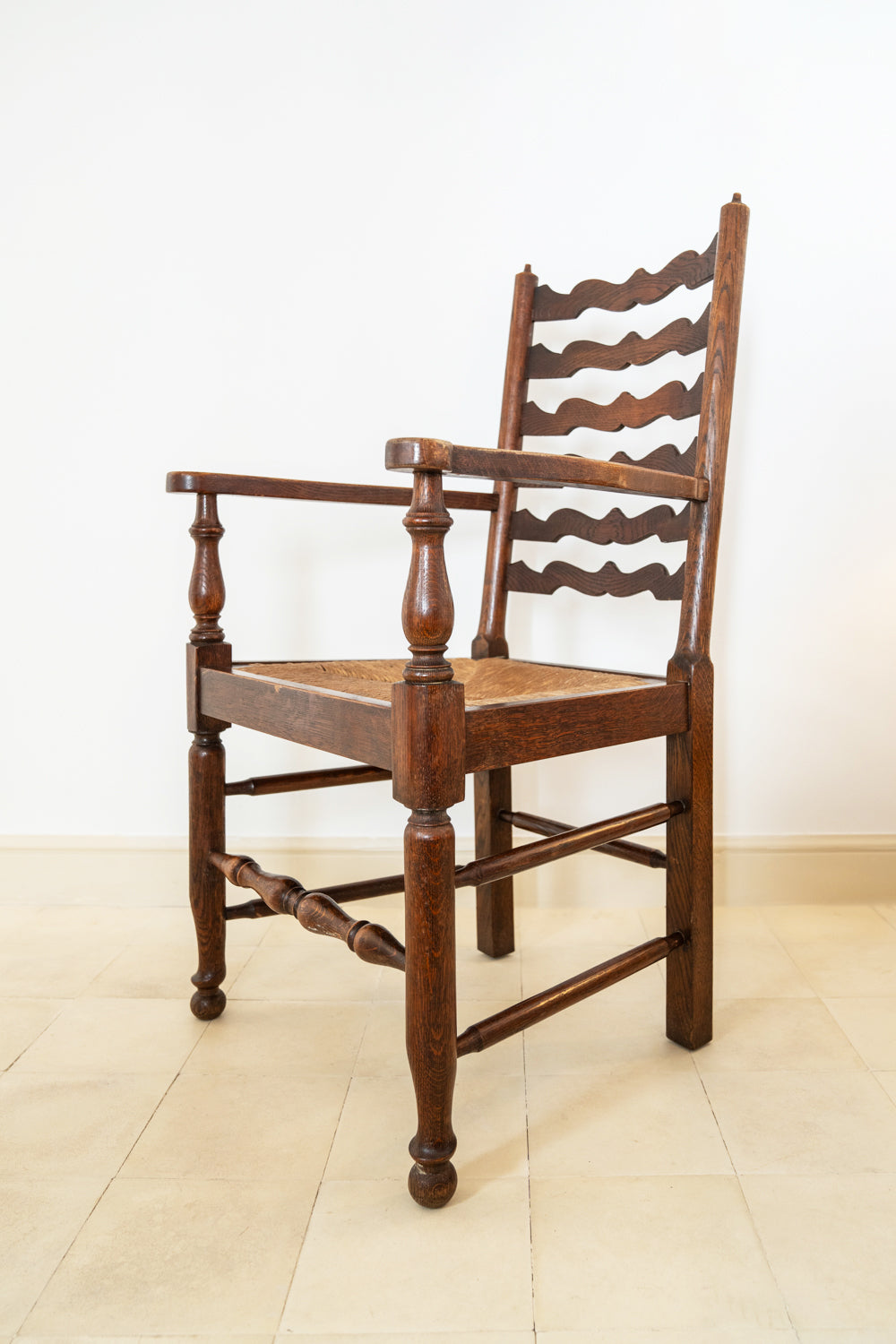 Paire de fauteuils en chêne et assise paillée