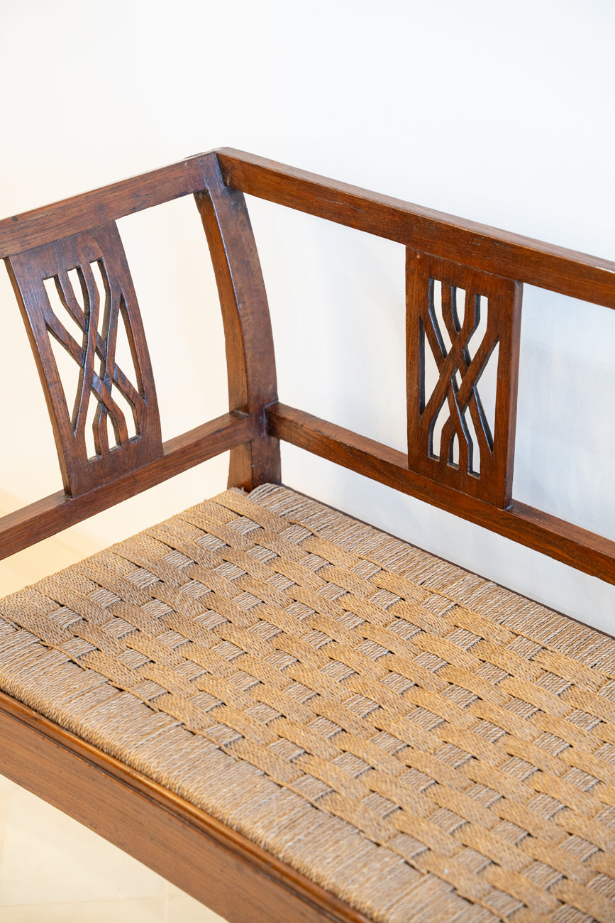 Grande banquette en chêne et assise en sisal