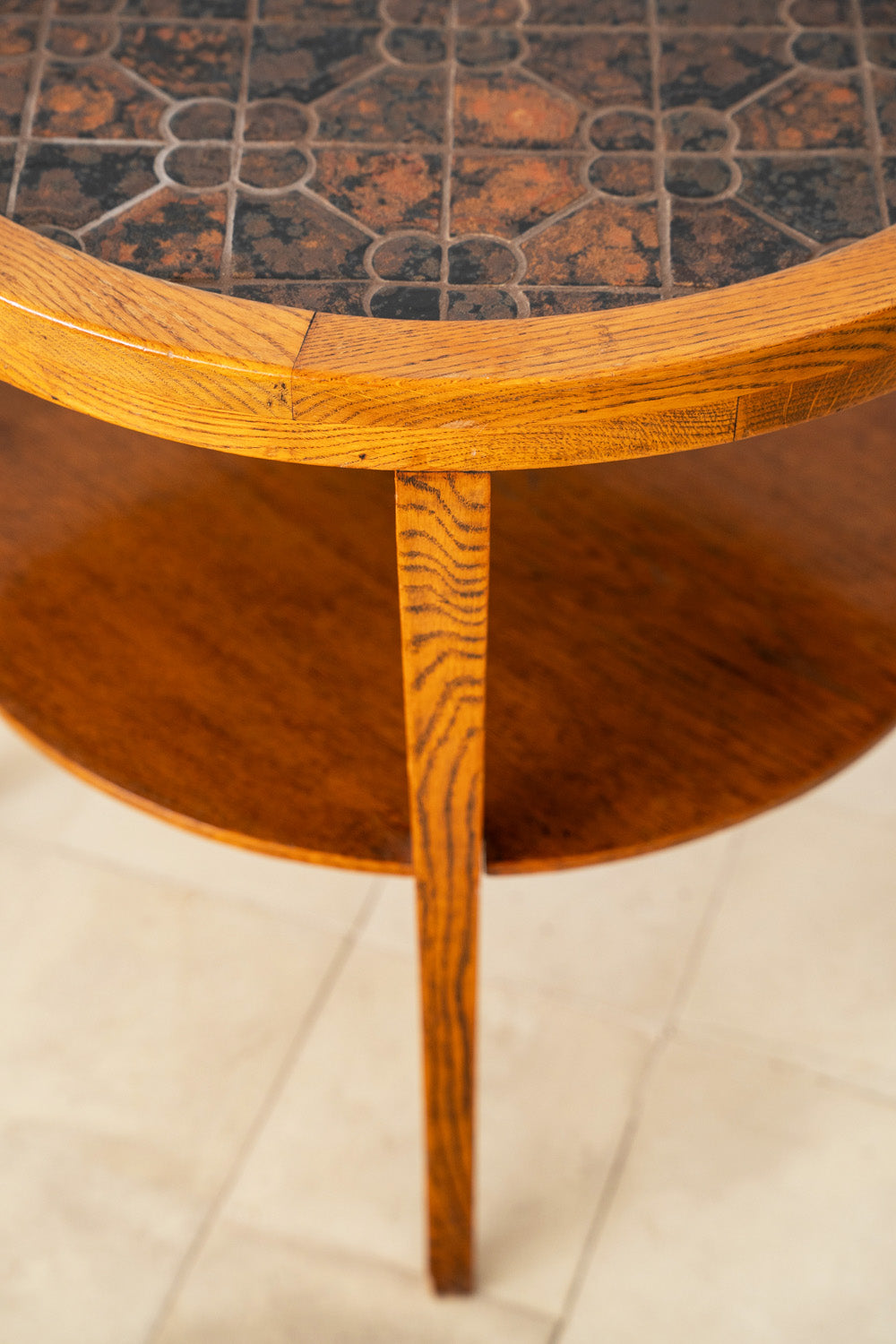 Mesa auxiliar de roble y cerámica