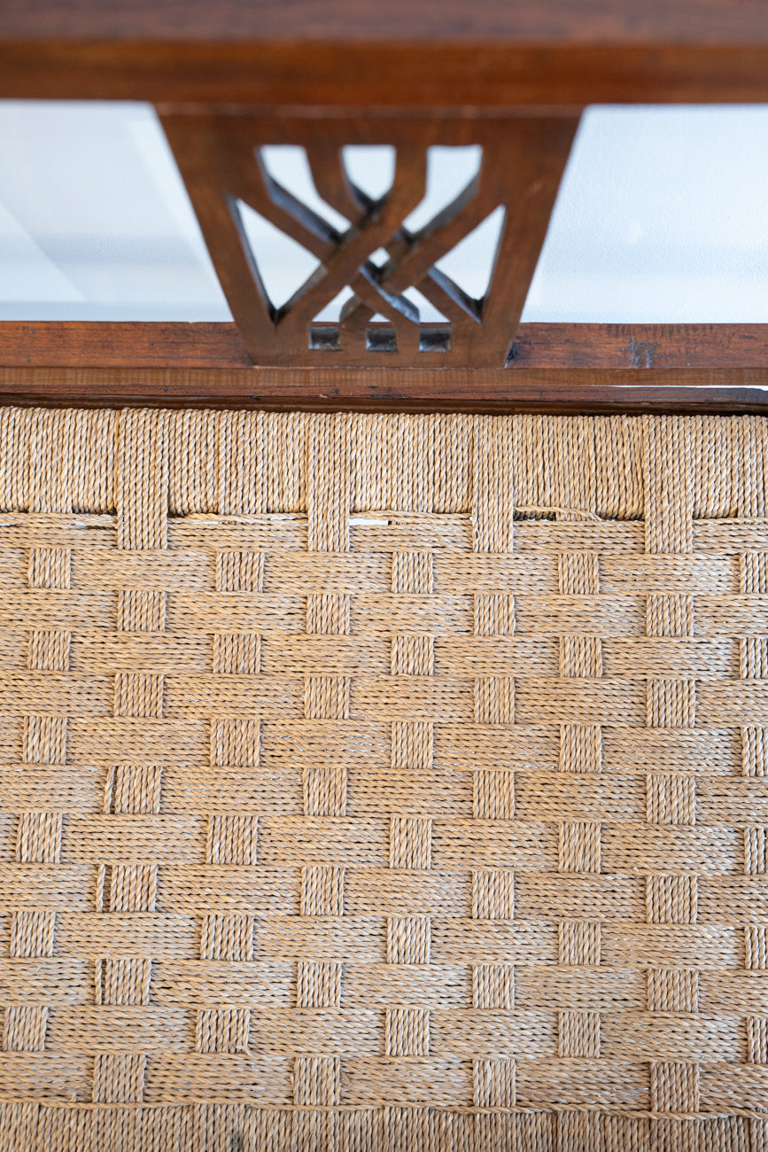 Grande banquette en chêne et assise en sisal