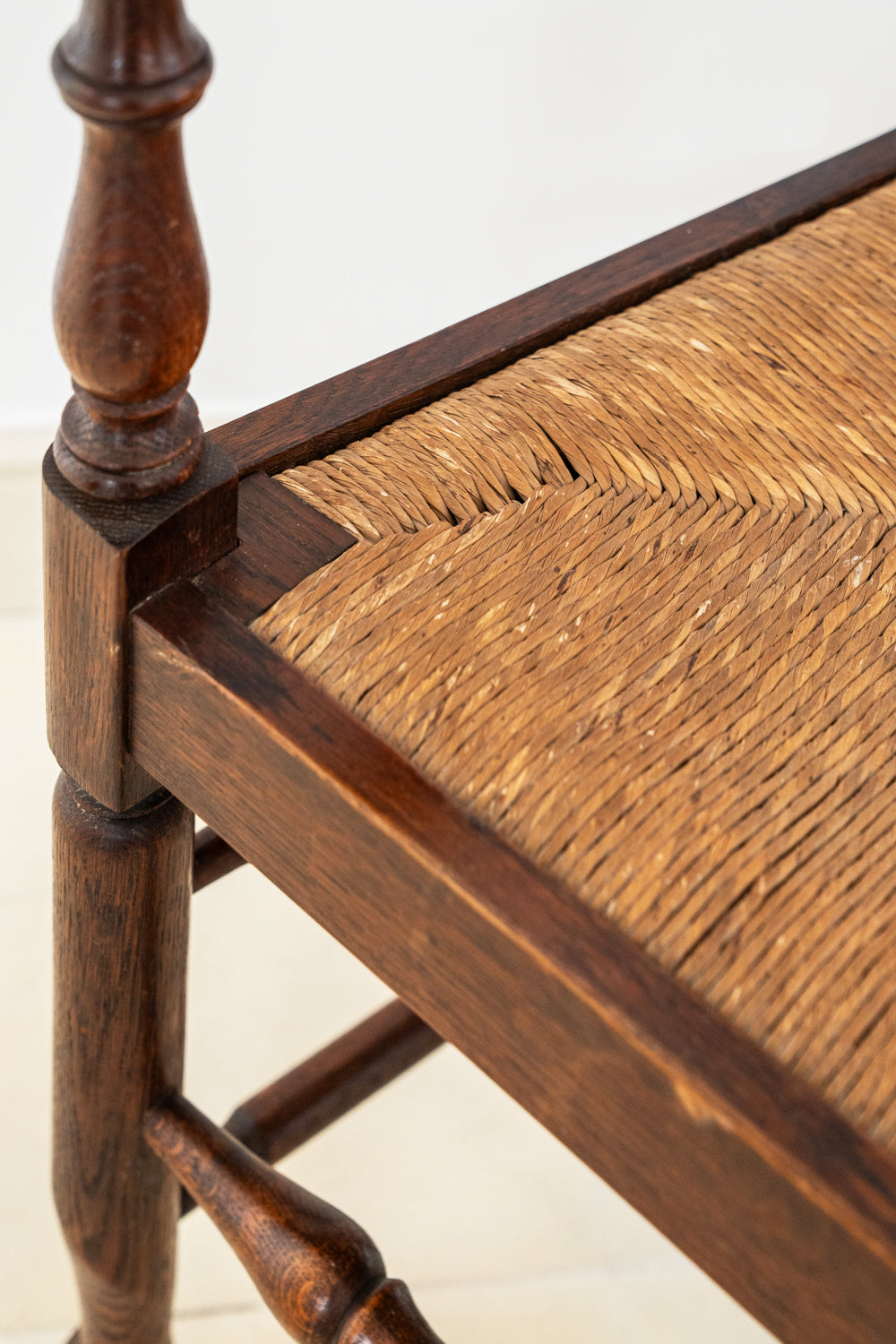 Paire de fauteuils en chêne et assise paillée