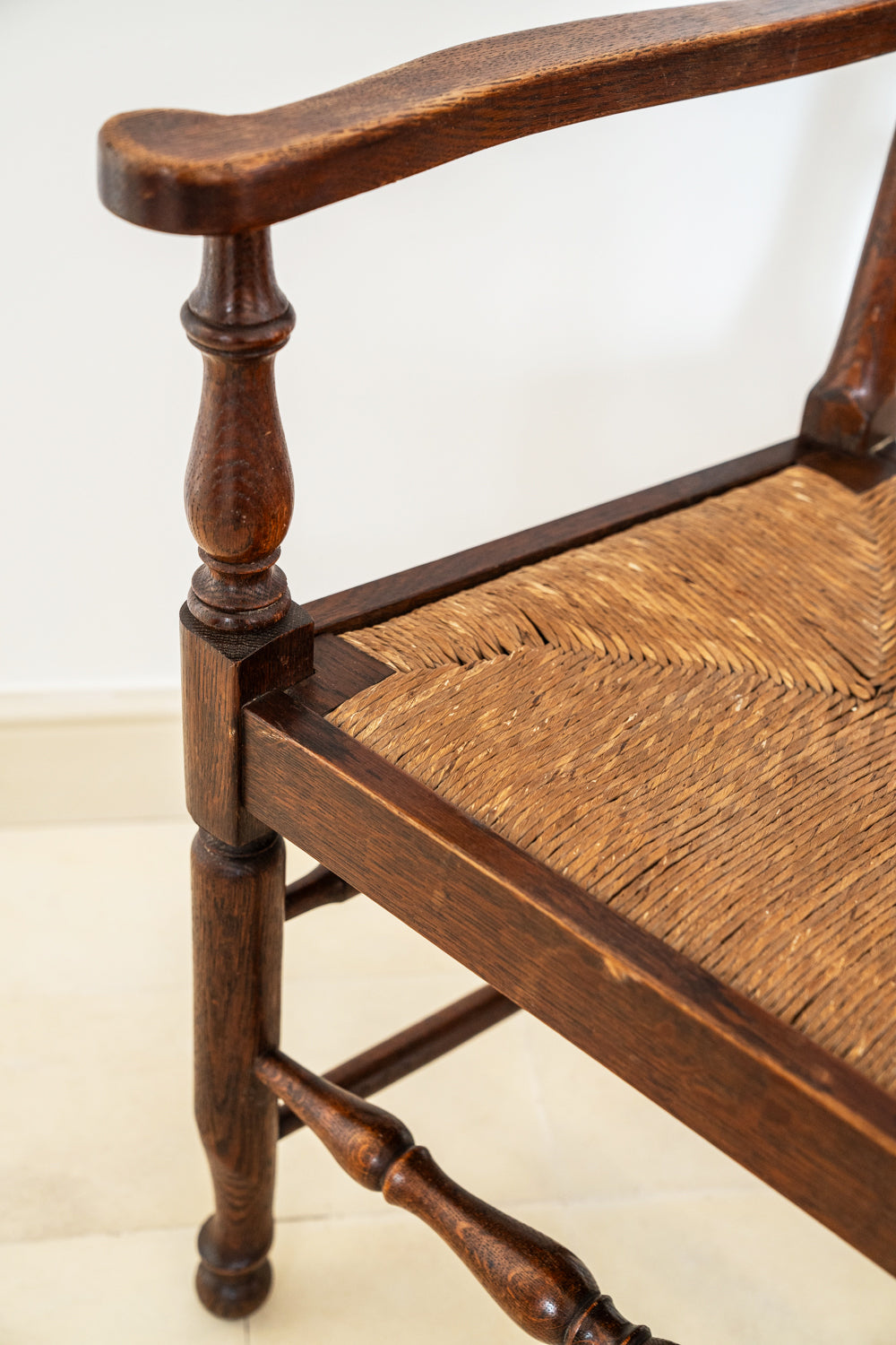 Paire de fauteuils en chêne et assise paillée