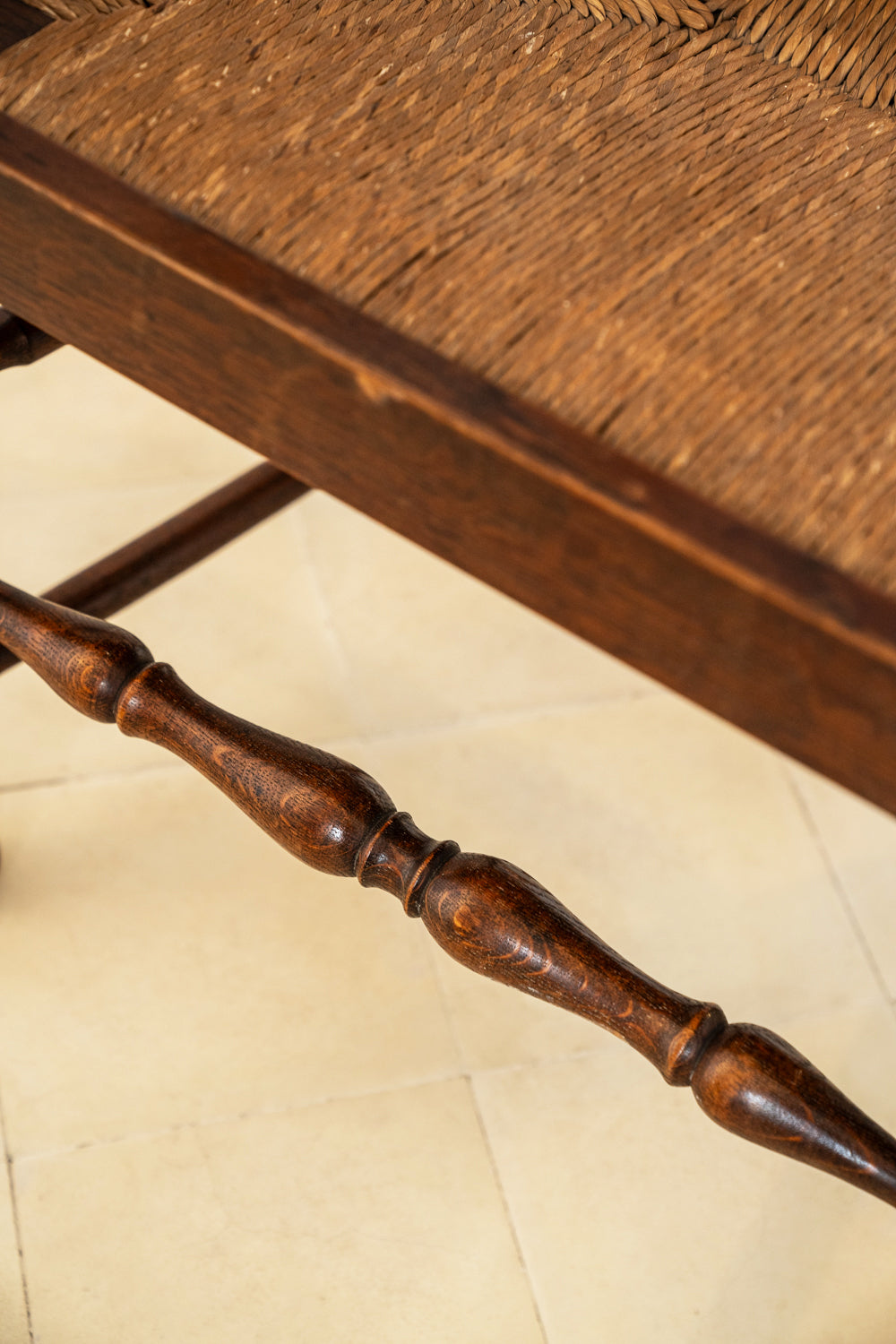 Paire de fauteuils en chêne et assise paillée