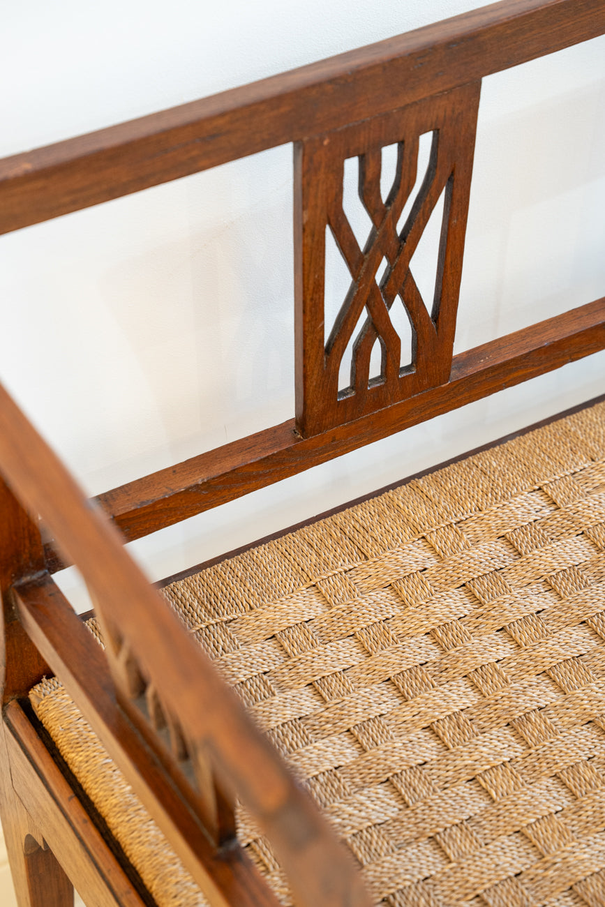 Grande banquette en chêne et assise en sisal