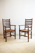 Paire de fauteuils en chêne et assise paillée